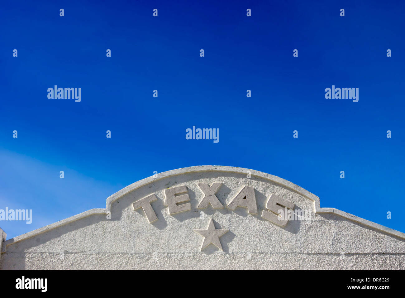 Texas-Stern und der Name auf ein altes Gebäude in Marfa, West Texas. Stockfoto