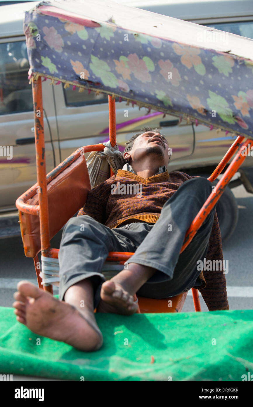 Eine Rikscha-Fahrer schlafen in Delhi, Indien. Stockfoto