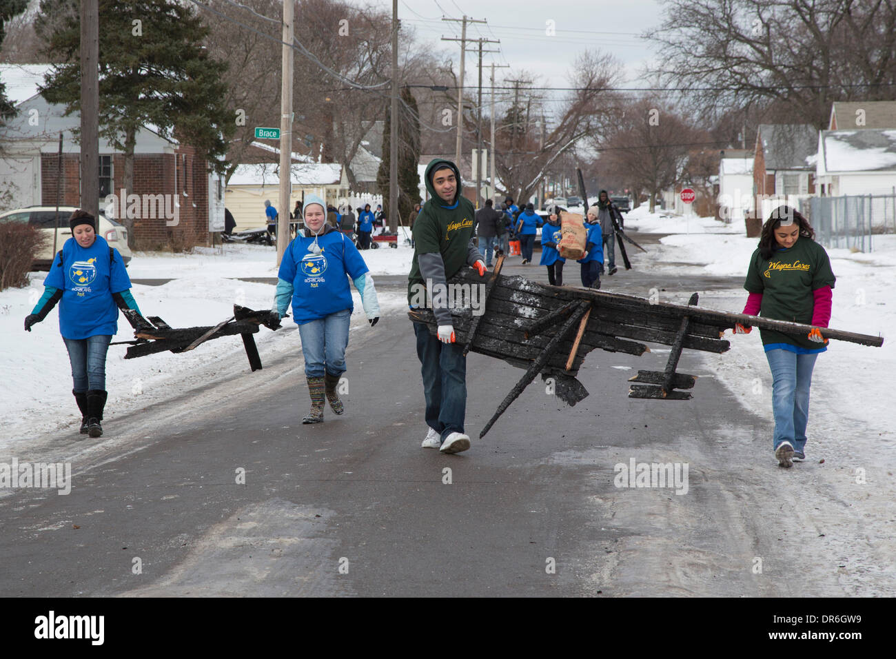 Detroit, Michigan USA - Freiwilligen von der Wayne State University Schutt zu löschen und sich leerstehende Häuser in der Nähe von Cody High School auf der Martin Luther King Jr. Urlaub an Bord. Bildnachweis: Jim West/Alamy Live-Nachrichten Stockfoto