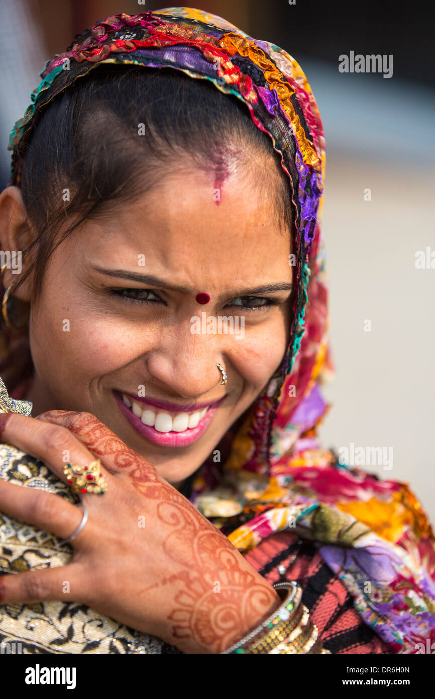 Eine Hindu-Frau und Kind in Delhi, Indien. Stockfoto