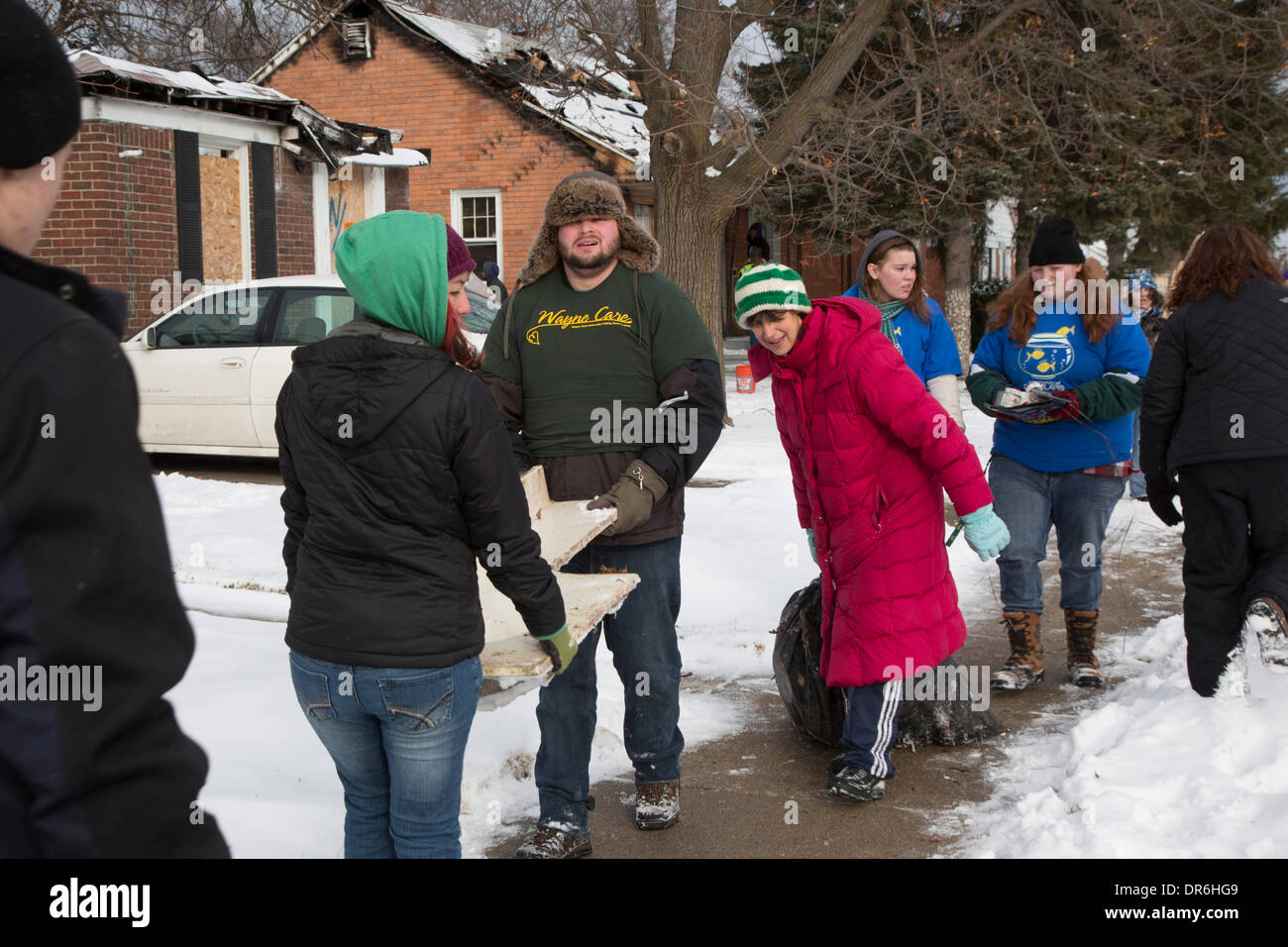 Detroit, Michigan USA - Freiwilligen von der Wayne State University Schutt zu löschen und sich leerstehende Häuser in der Nähe von Cody High School auf der Martin Luther King Jr. Urlaub an Bord. Bildnachweis: Jim West/Alamy Live-Nachrichten Stockfoto