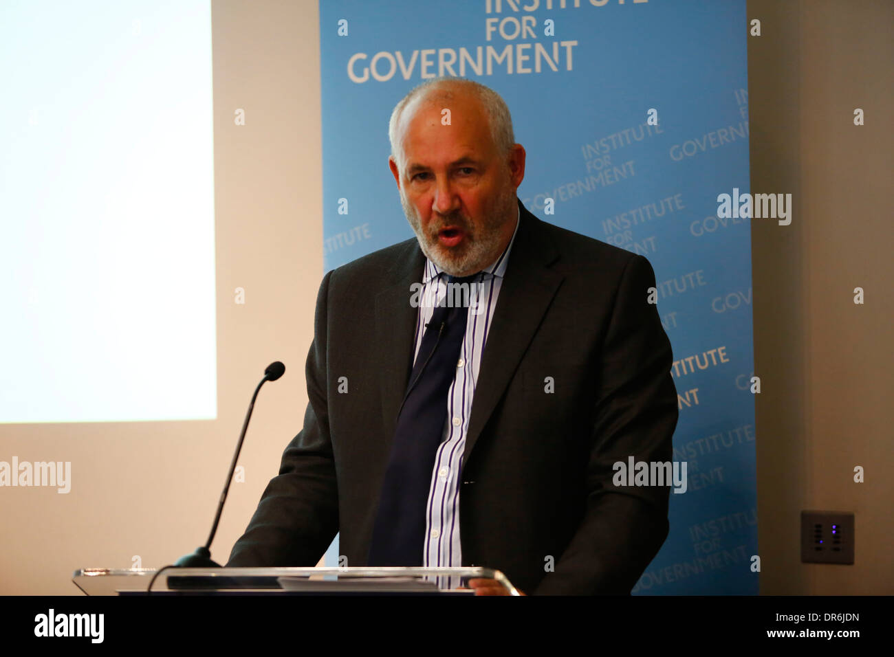 Arbeitsrechtlichen Schatten Cabinet Office Minister Jon Trickett hält eine Rede auf die Reform des öffentlichen Dienstes am Institut für Regierung, in Stockfoto