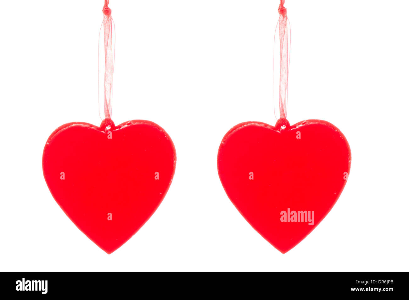 Zwei rote Herzen Anhänger isoliert auf einem weißen Studio-Hintergrund Stockfoto