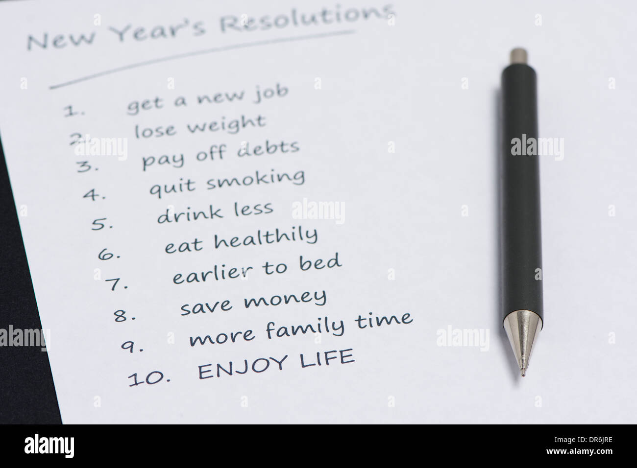 Neujahrsvorsatz geschrieben auf ein Stück Papier mit einem Stift Stockfoto
