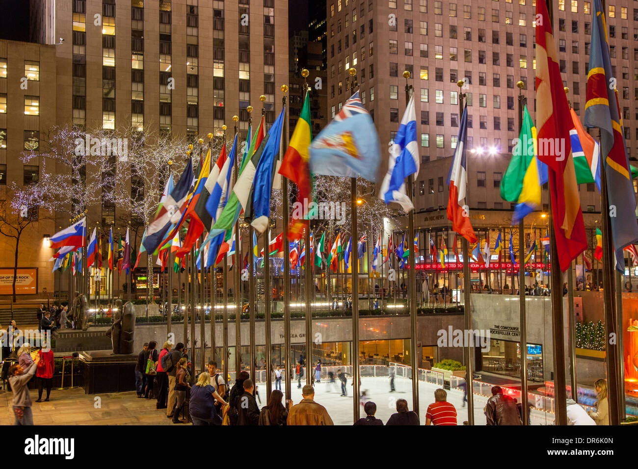 Internationale Fahnen umgeben die Eisbahn am Rockefeller Center in Manhattan, New York City, USA Stockfoto