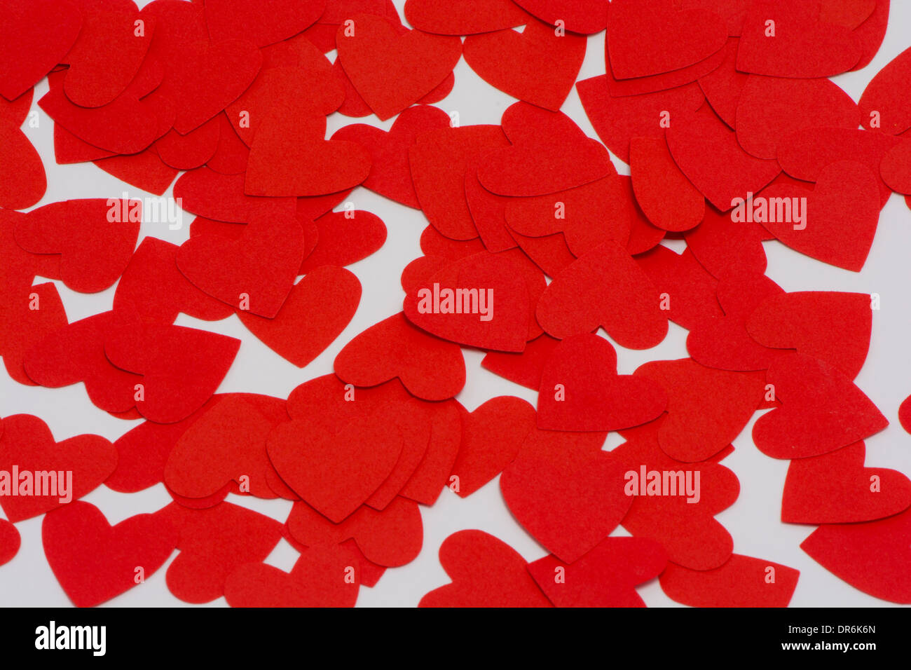 Roten Papierherzen auf einem weißen Studio-Hintergrund Stockfoto