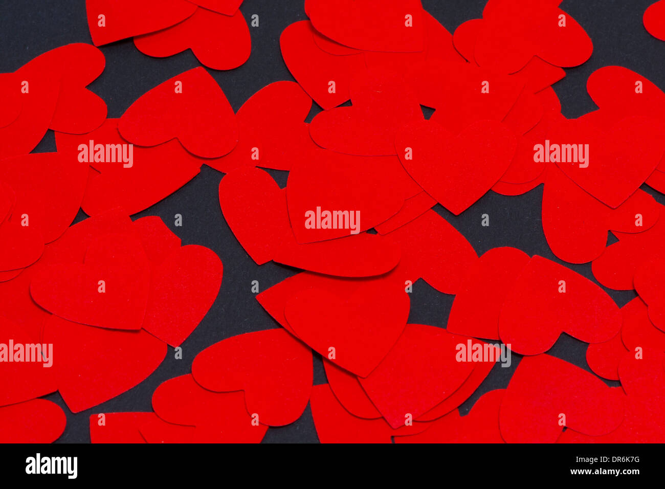 Roten Papierherzen auf einem schwarzen Studio-Hintergrund Stockfoto