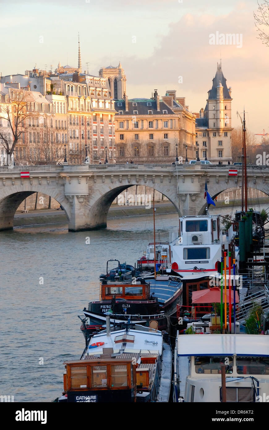 Boote, die Anlegestelle am Fluss in Paris, Frankreich Stockfoto