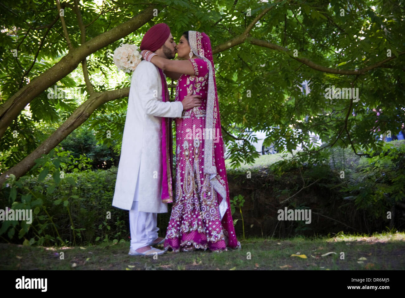 Indische Hochzeit Saree Sherwani Kurta Mojari Stockfoto
