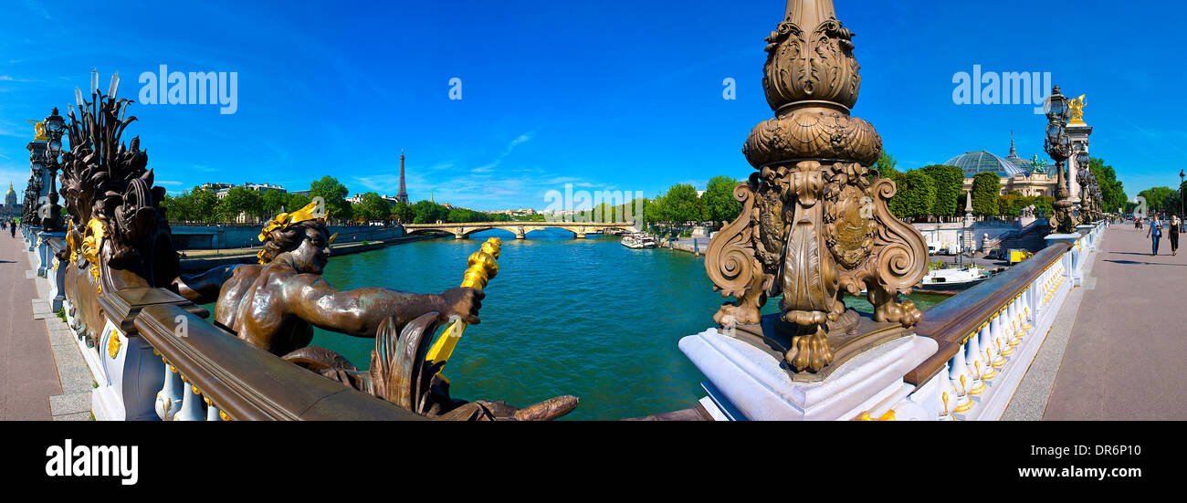 Eiffelturm und Seineufer in Paris, Frankreich Stockfoto