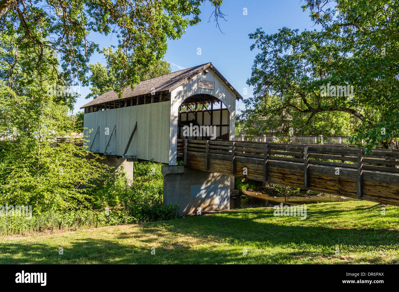 Historic Antelope Creek überdachte Brücke erbaut 1922 in Fußgängerverkehr umgewandelt.  Eagle Creek, Oregon Stockfoto