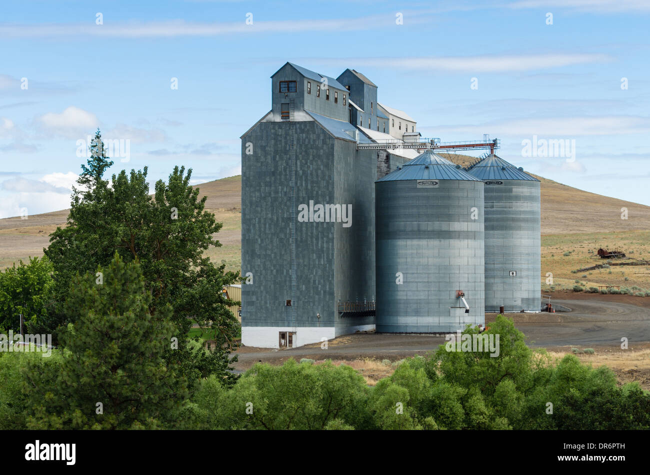 Lagerung von Getreidesilos und Korn Mühlengebäude. Dufur, Oregon, USA Stockfoto