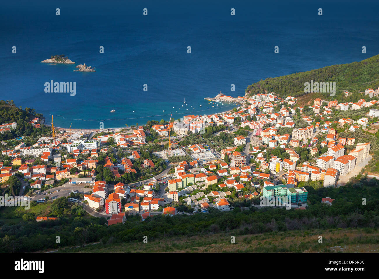 Montenegro. Küste des Adriatischen Meeres. Petrovac Stadt Landschaft Stockfoto