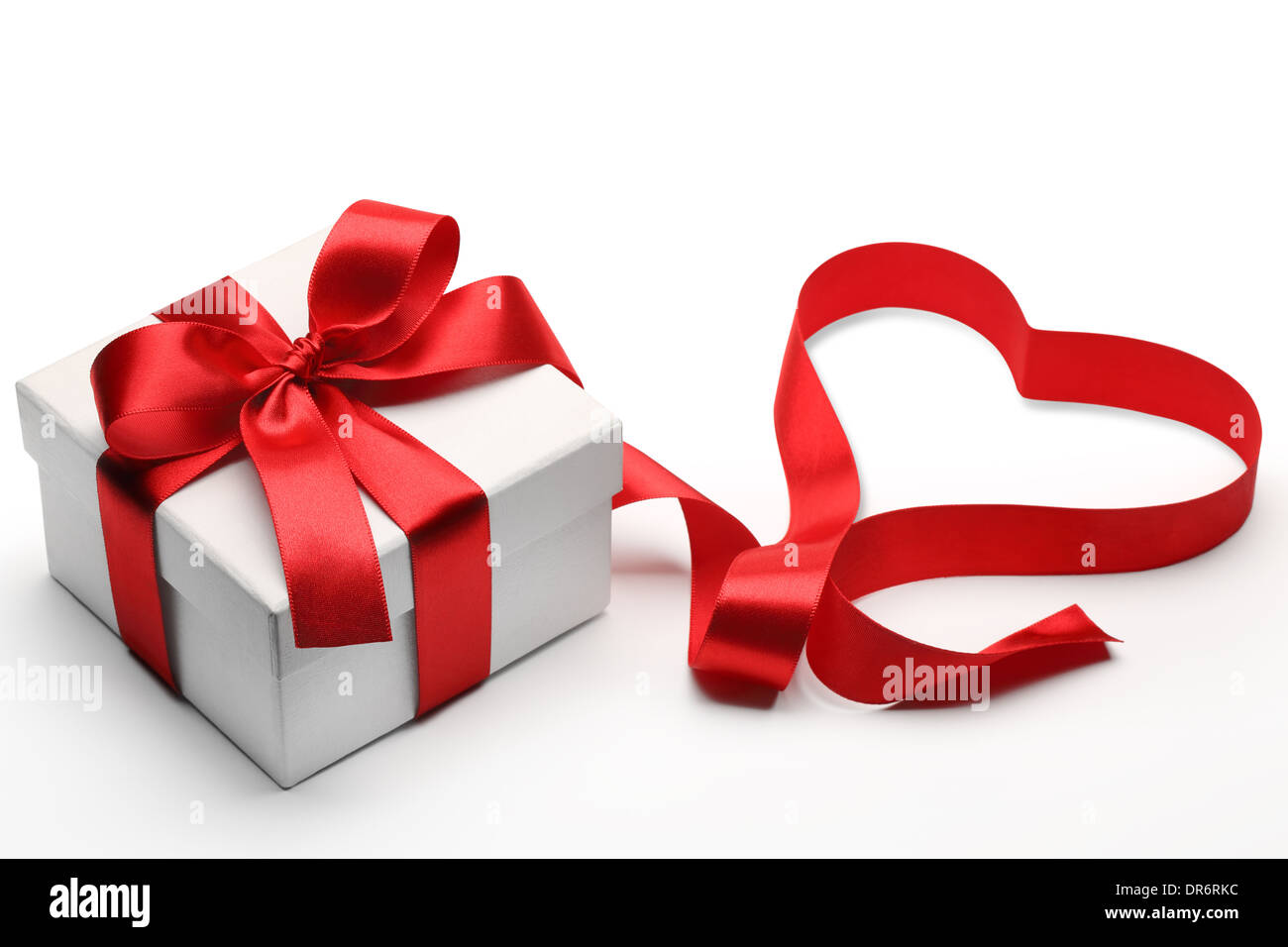 Valentinstag Geschenk, weißen Geschenkbox mit rotem Band auf weißem Hintergrund. Stockfoto