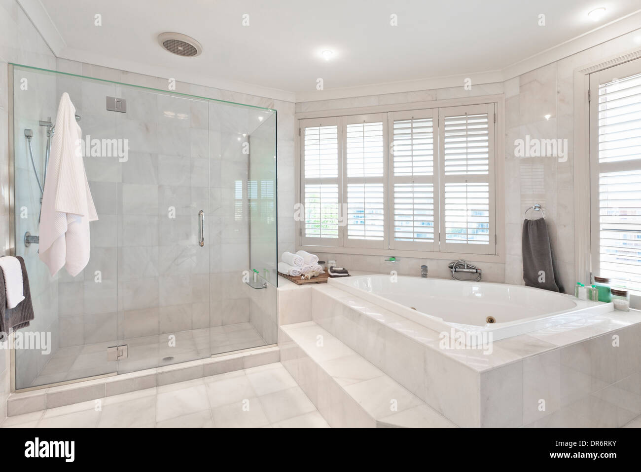 schönes modernes Bad mit Marmorfliesen in australischen Herrenhaus Stockfoto