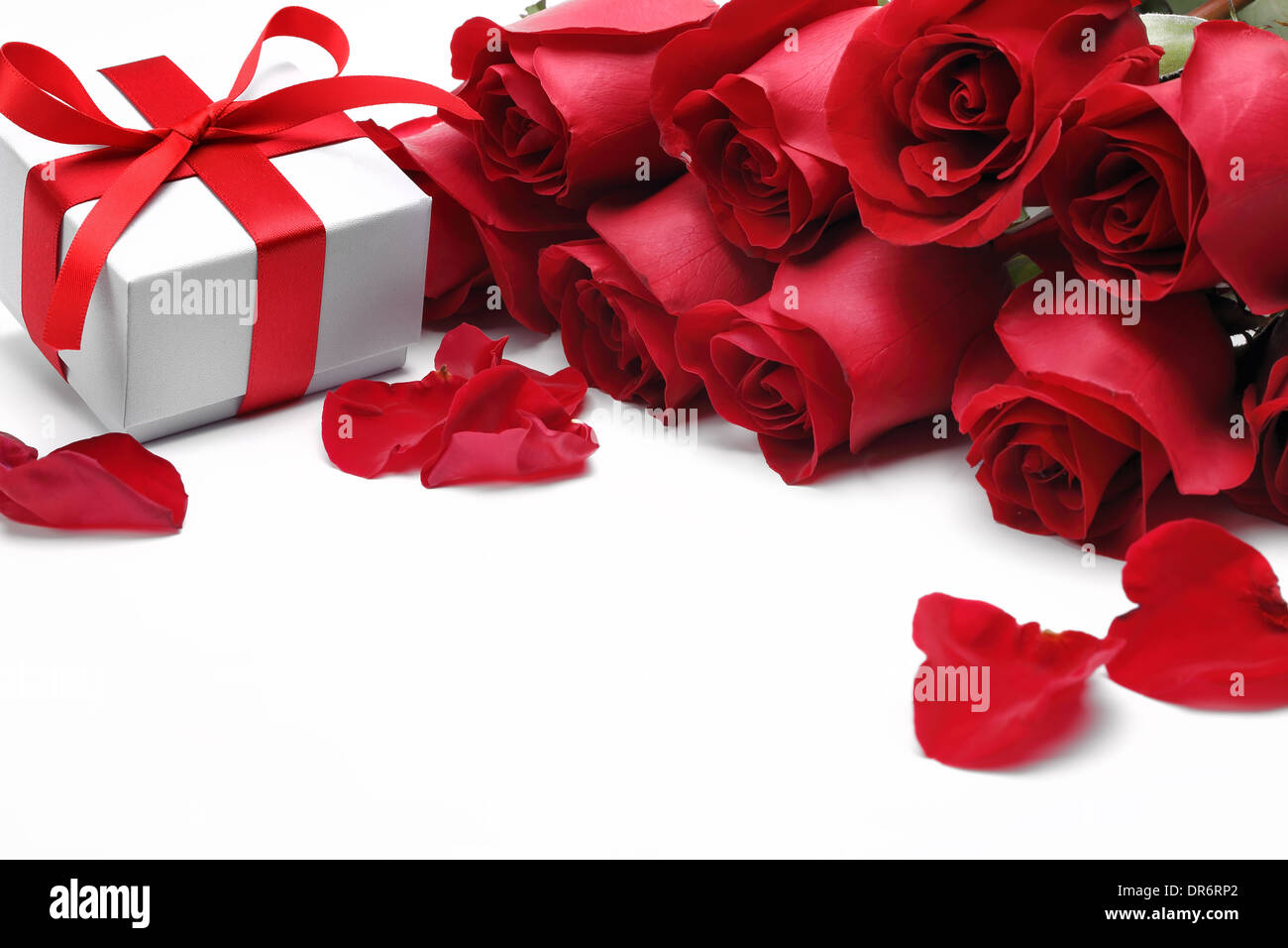 Geschenke und Rosen auf weißem Hintergrund. Stockfoto