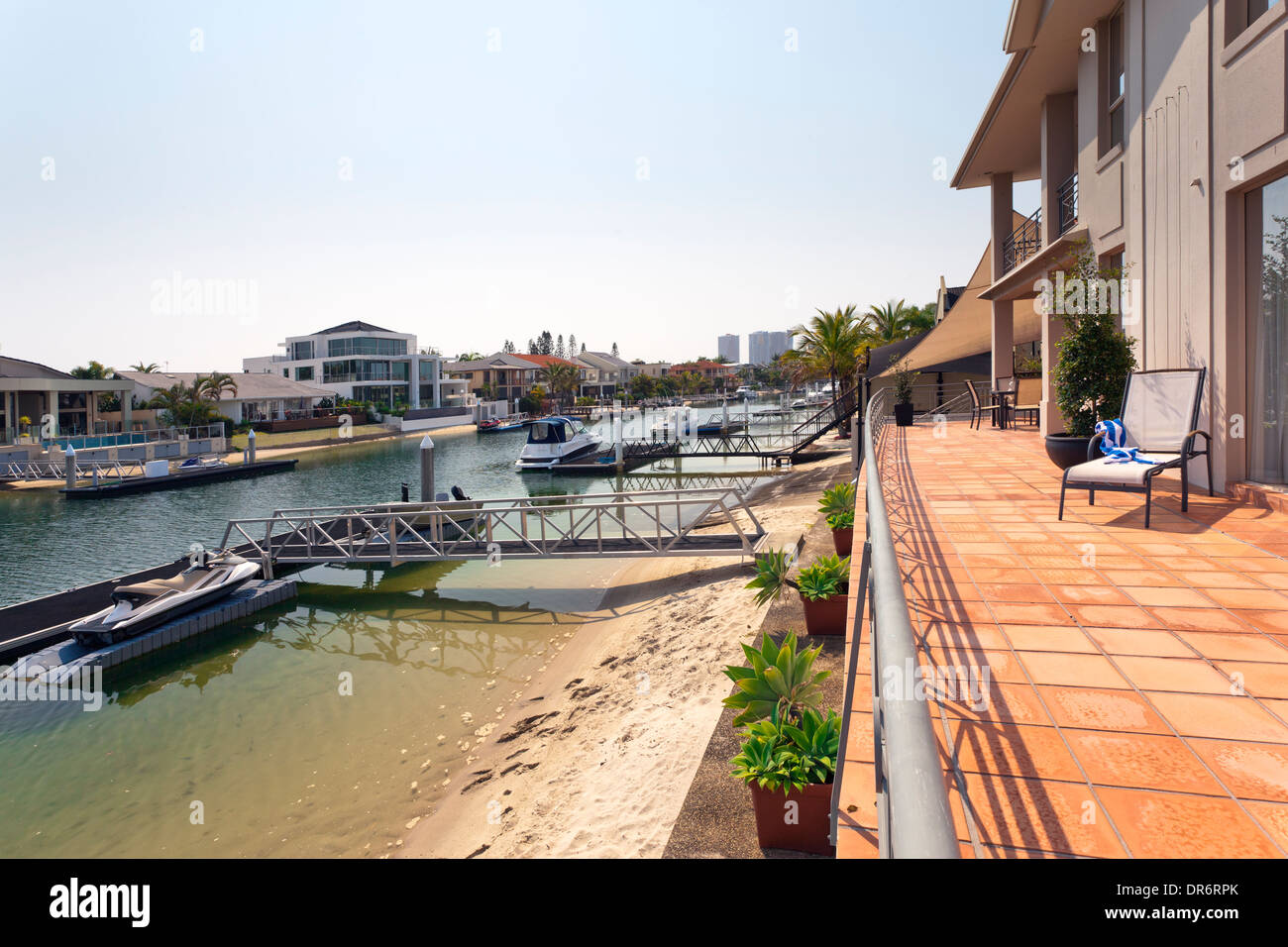 See und Pier hinter modernen Uferpromenade australische Herrenhaus Stockfoto