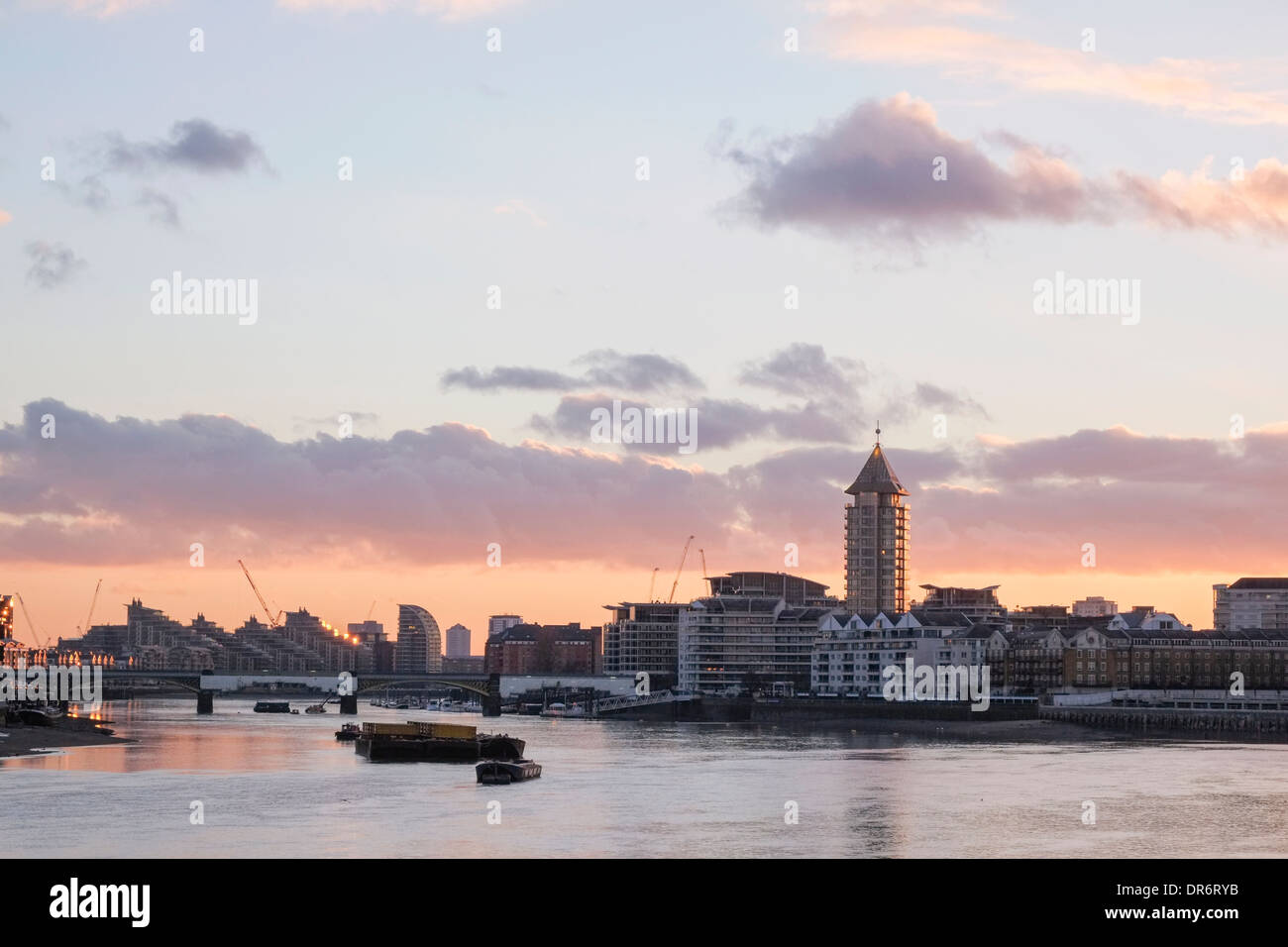 Blick auf Chelsea Harbour Entwicklung und Themse nach Sonnenuntergang London UK Stockfoto