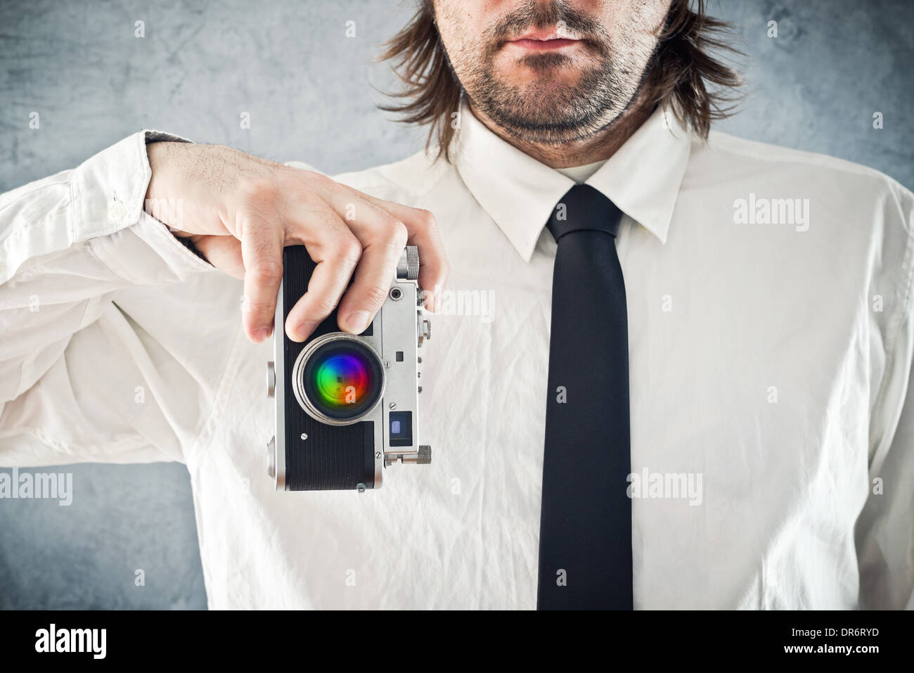 Kaufmann unter Bild mit Retro-Style-Foto-Kamera Stockfoto