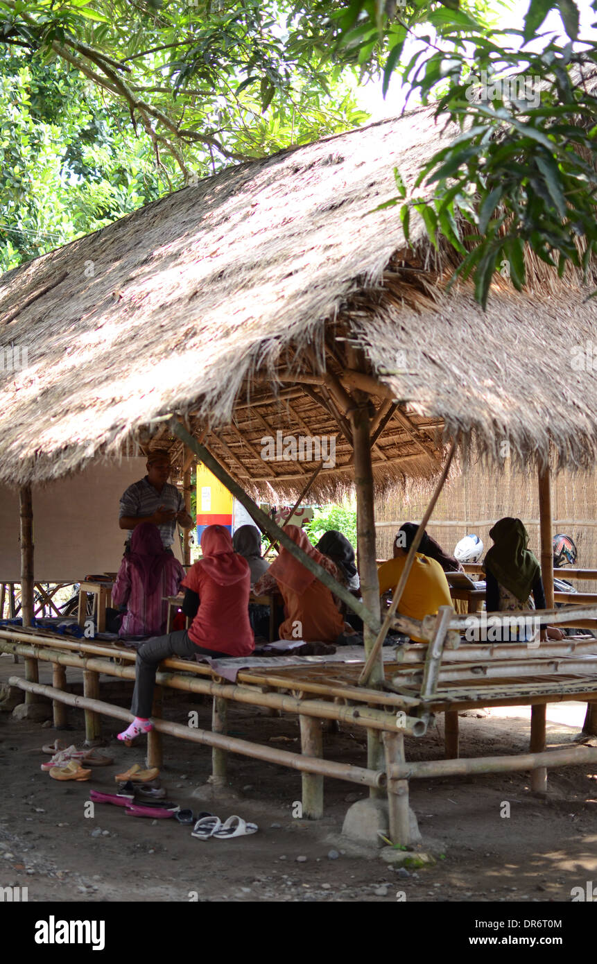 Einen Überblick über die Klassenzimmer Veranda wo Einheimische englischen Sprache in das Dorf Pare studieren. Stockfoto