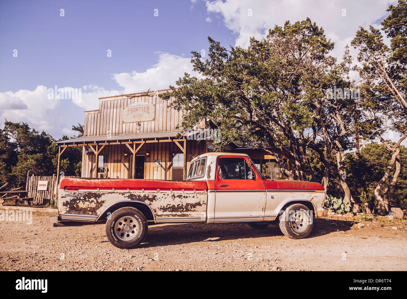 USA, Texas, Rusty Abholung vor Außenposten Stockfoto