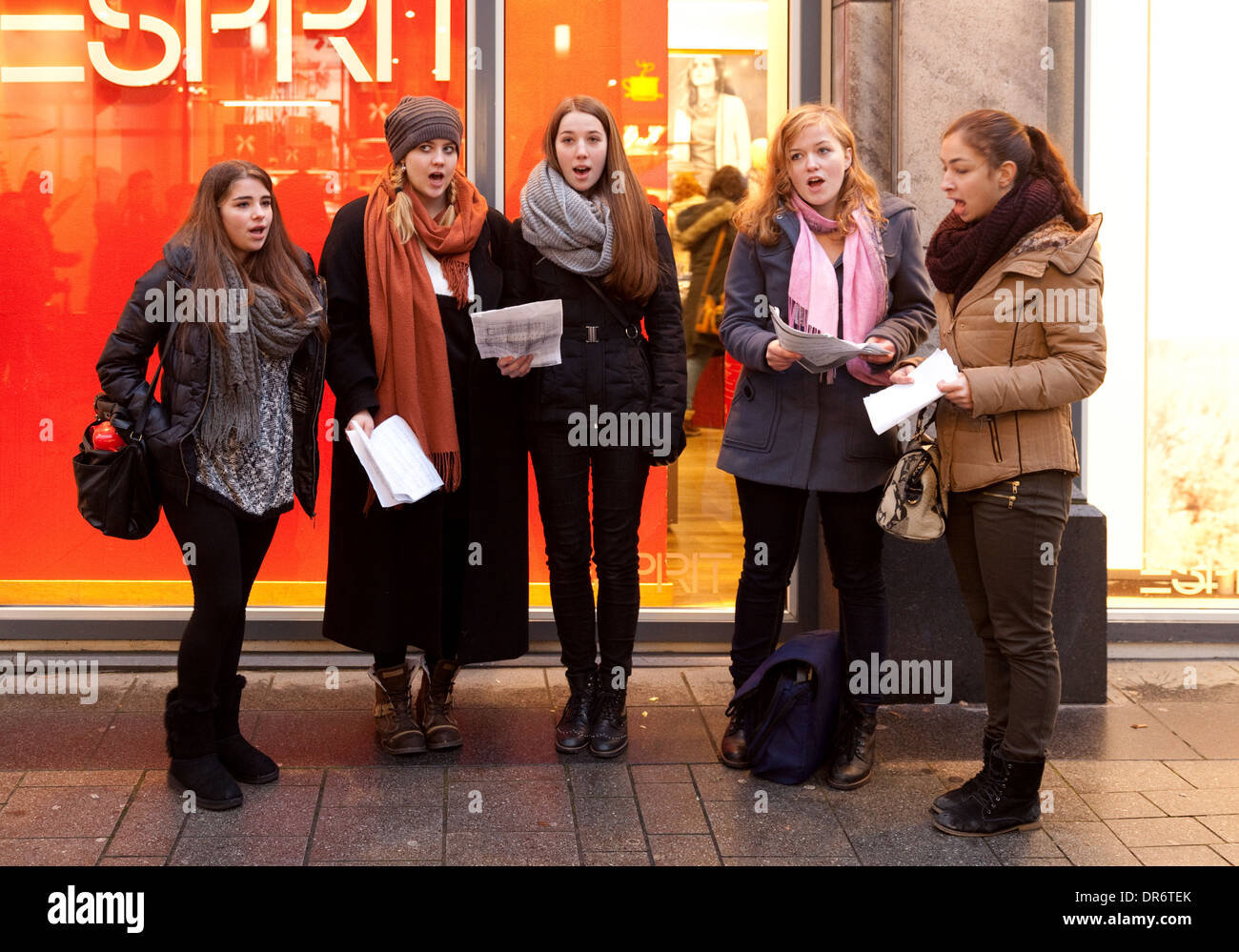 Christmas Carol Singers - fünf Frauen singen Weihnachtslieder auf der Straße, Köln (Köln), Deutschland, Europa Stockfoto