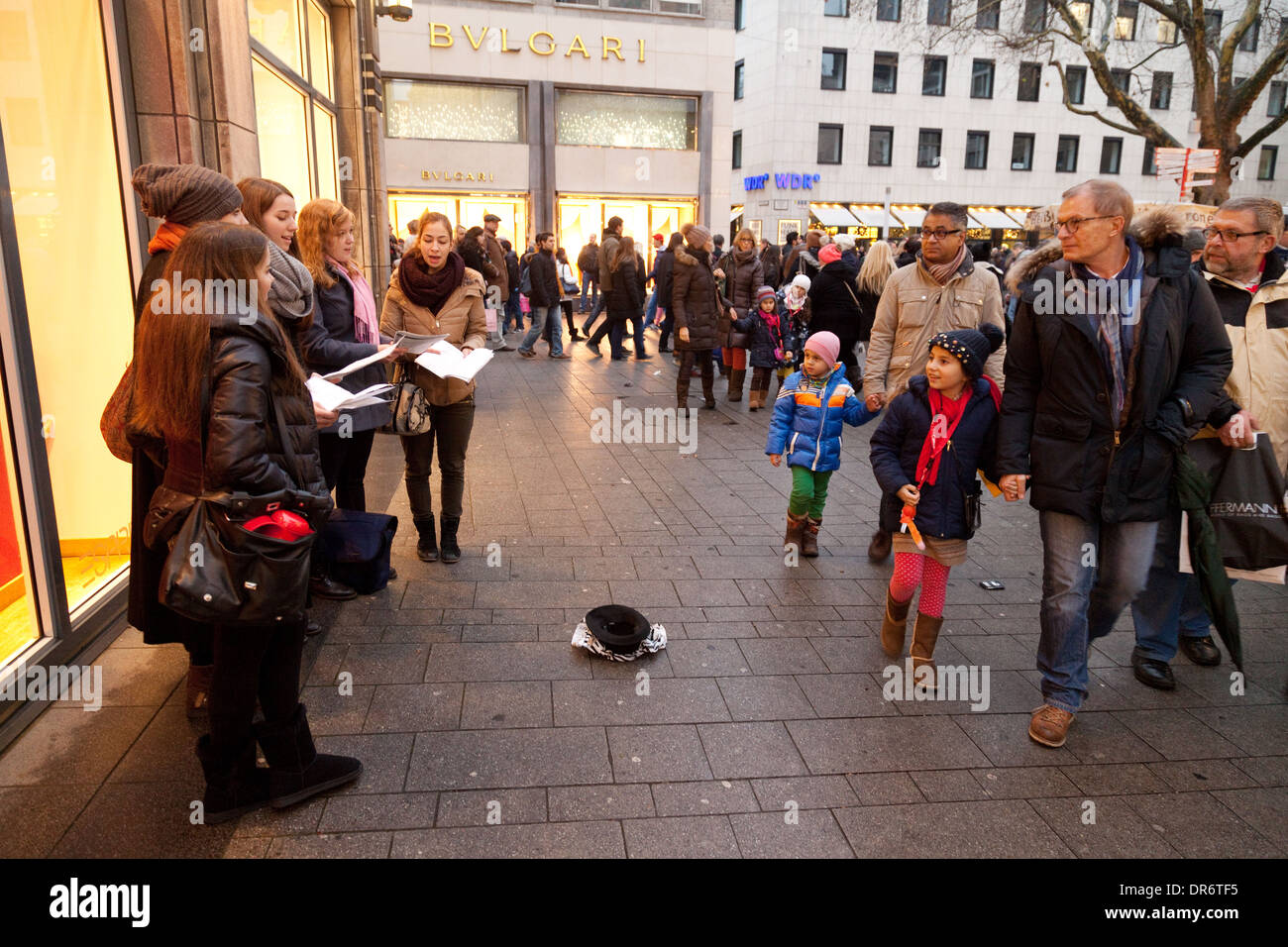 Gaukler, singen Weihnachtslieder auf den Straßen von Köln (Köln), Deutschland, Europa Stockfoto