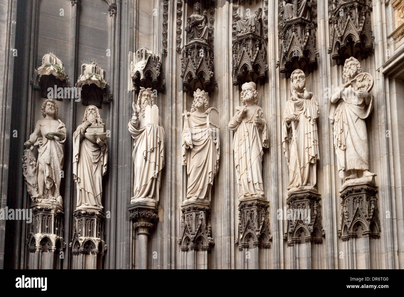 Kölner Dom, Statuen auf der linken Seite des Eingangs, Köln (Köln), Deutschland, Europa Stockfoto