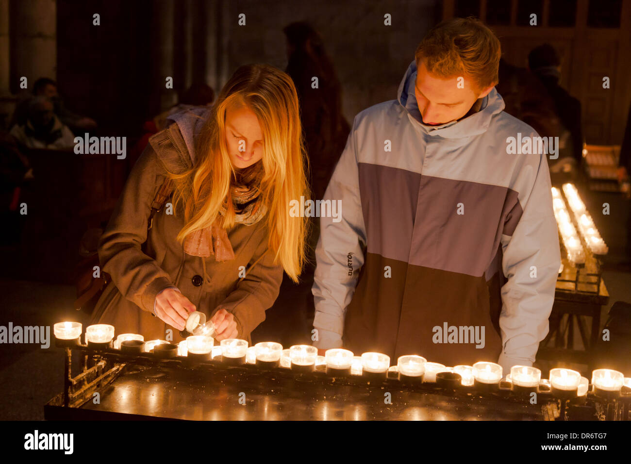 Ein junges Paar Kerzen, Innenraum des Kölner Doms, Köln (Köln), Deutschland, Europa Stockfoto