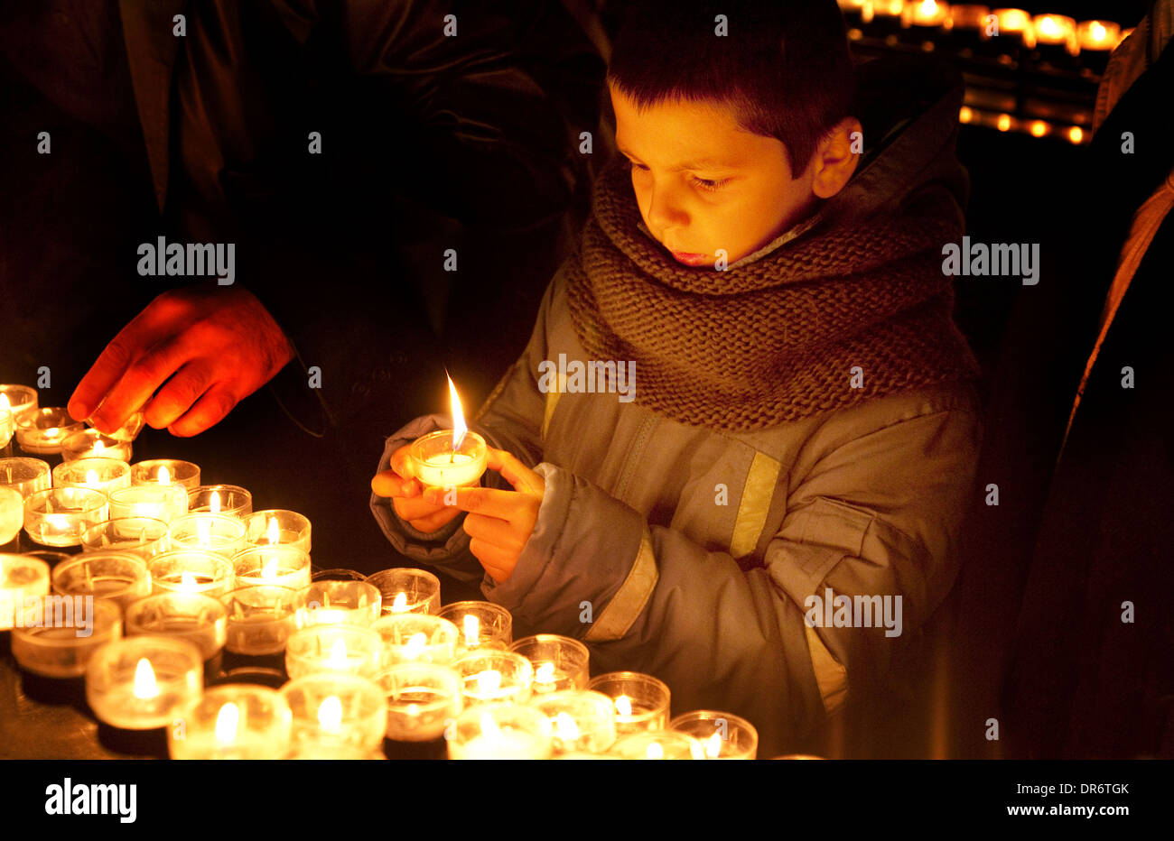 Kind Anzünden einer Kerze, Kölner Dom, -Konzept von Kindern und Religion / Christentum, Köln (Köln), Deutschland, Europa Stockfoto