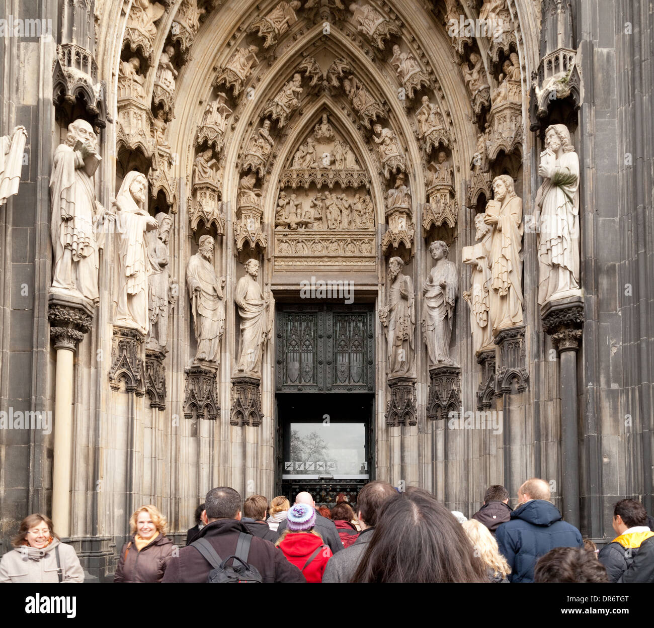 Kölner Dom, Touristen und Besucher am Eingang Tür, Köln, (Köln), Deutschland, Europa Stockfoto