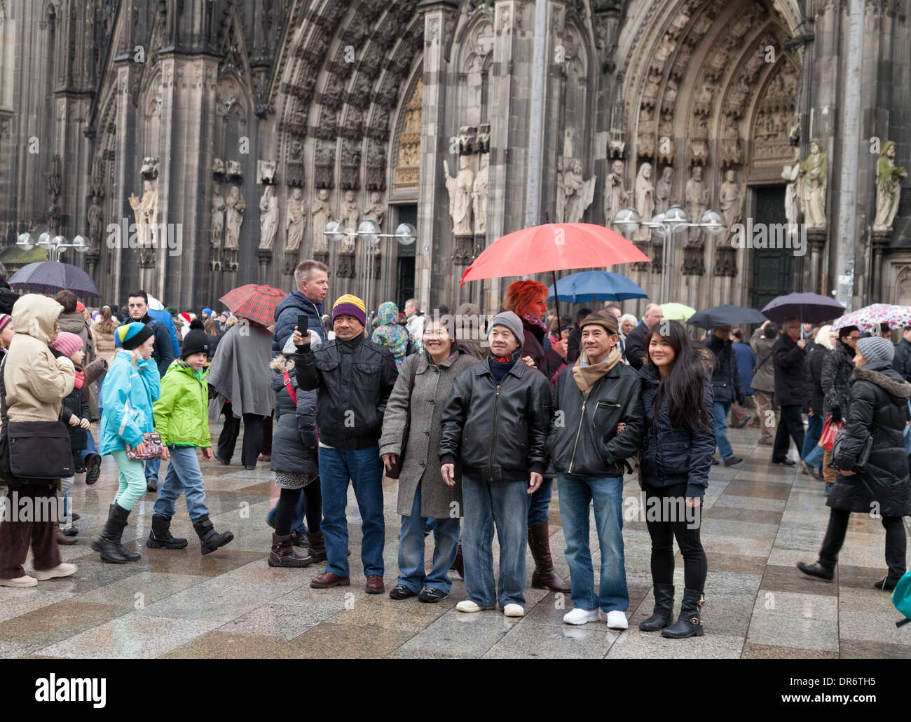 Deutsche Touristen; japanische Touristen am Kölner Dom, Köln ( Koln ), Deutschland Europa Stockfoto