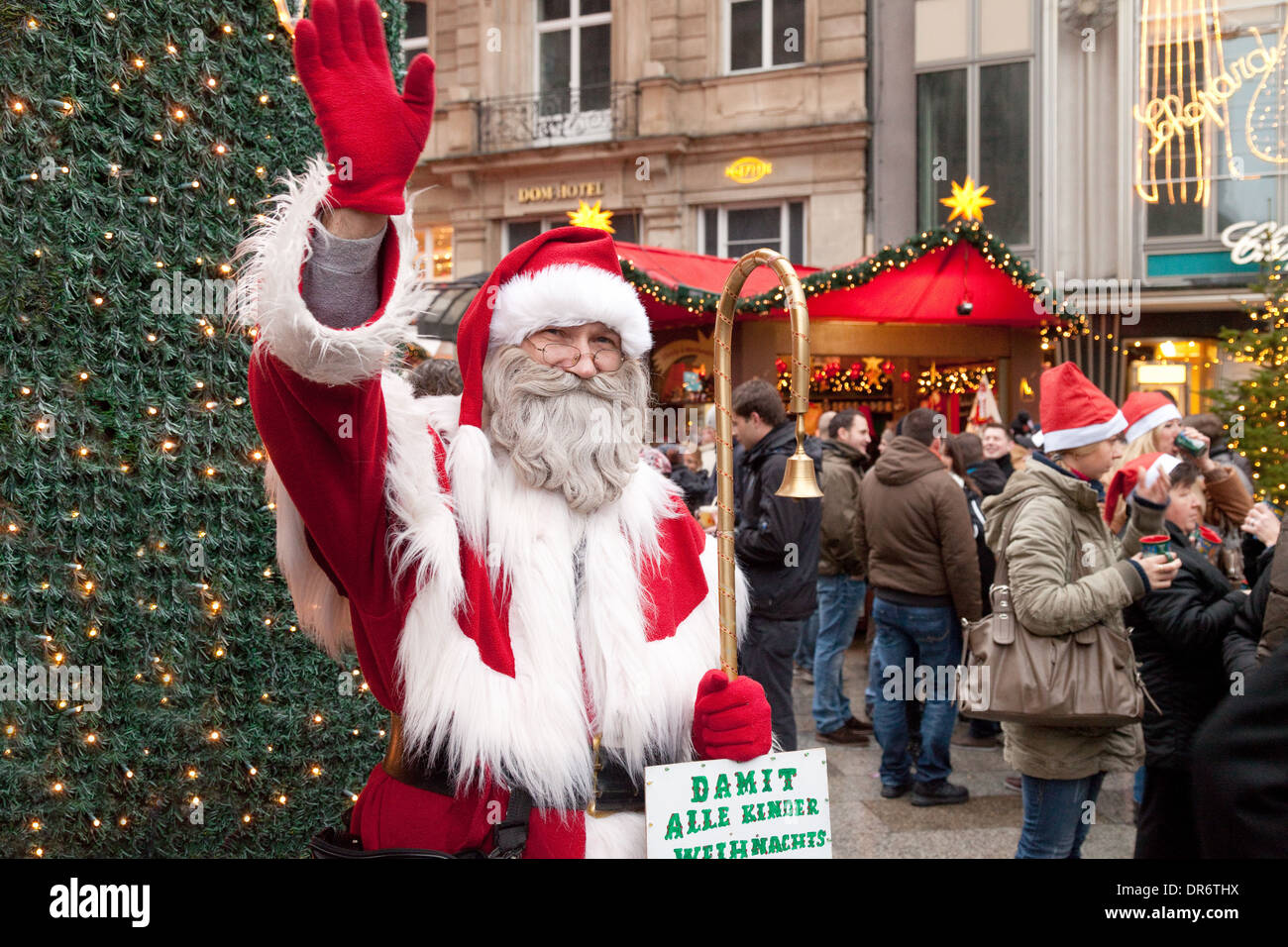 Santa Claus am Eingang der Kölner Weihnachtsmarkt, Dom Markt, Köln (Köln), Deutschland, Europa Stockfoto