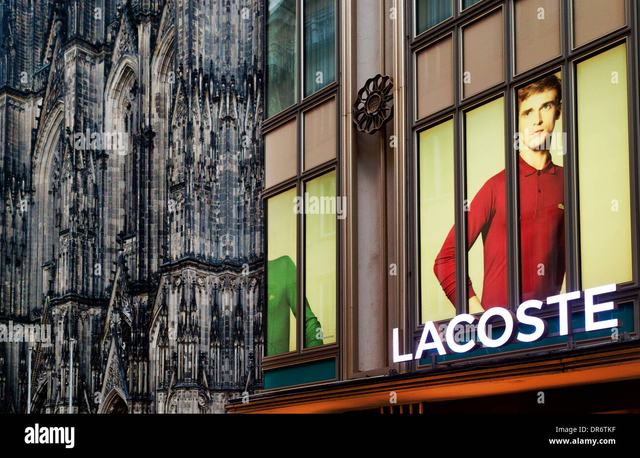 Lacoste Store, Köln, mit dem Dom im Hintergrund, Köln ( Köln ), Deutschland, Europa Stockfoto