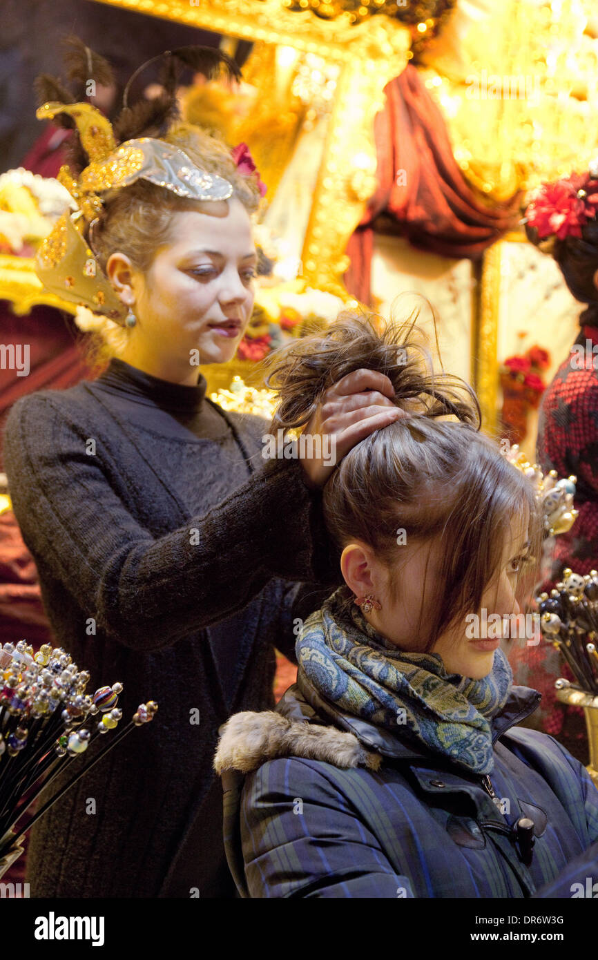 Kölner Weihnachtsmarkt - ein Stall mit Friseur helfen, eine junge Frau mit ihrem Haar, Köln (Köln), Deutschland, Europa Stockfoto
