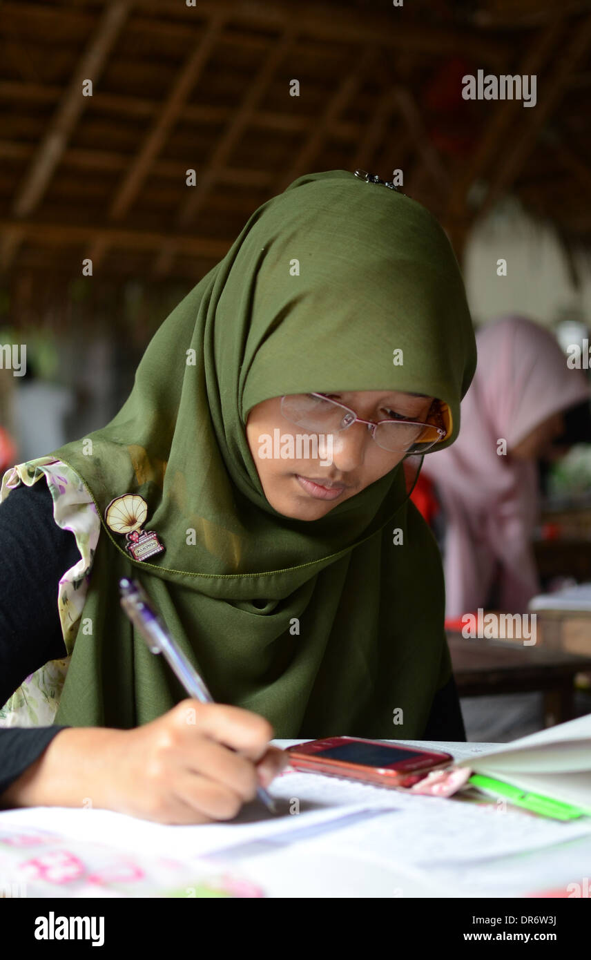 Einheimischen studieren Englisch während einer Klasse im Dorf Pare. Stockfoto