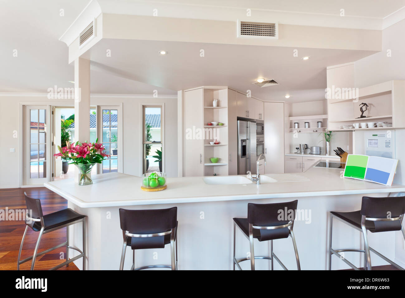 moderne minimal weiße Küche in australischen Haus Stockfoto