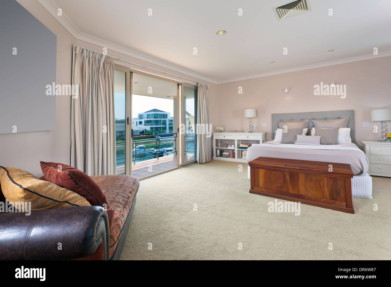stilvolle Schlafzimmer mit Balkon in australischen Herrenhaus Stockfoto