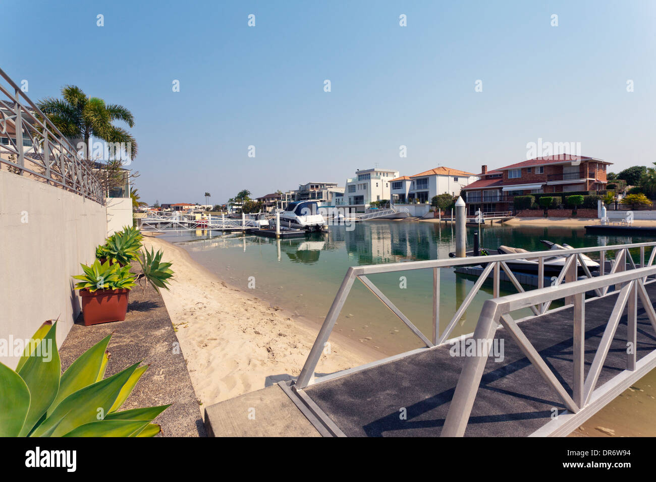 See und Pier hinter modernen Uferpromenade australische Herrenhaus Stockfoto