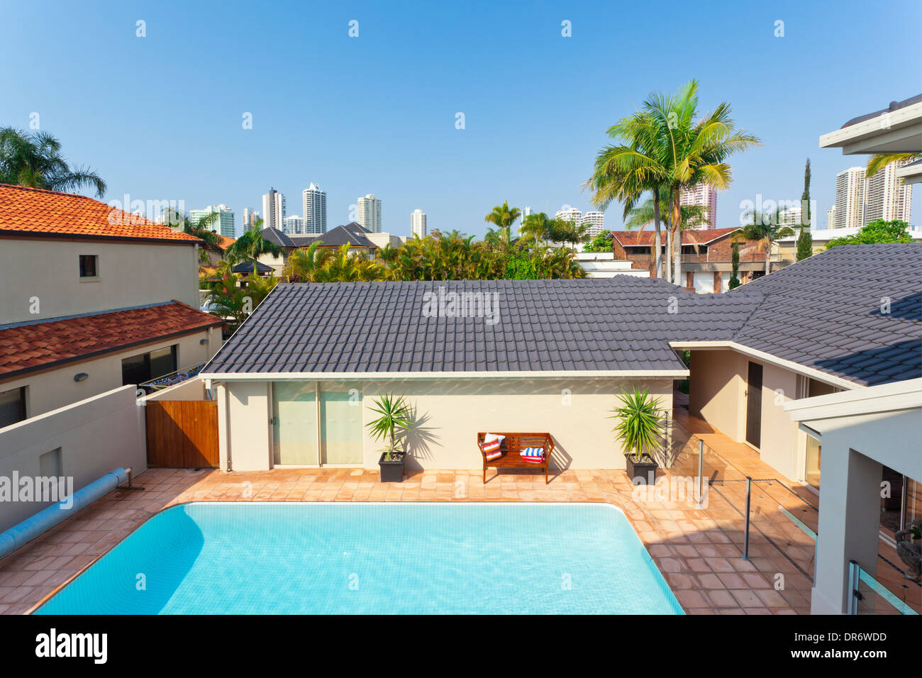 Balkonaussicht vom modernen australischen Heimat Blick auf Pool-Bereich und die skyline Stockfoto