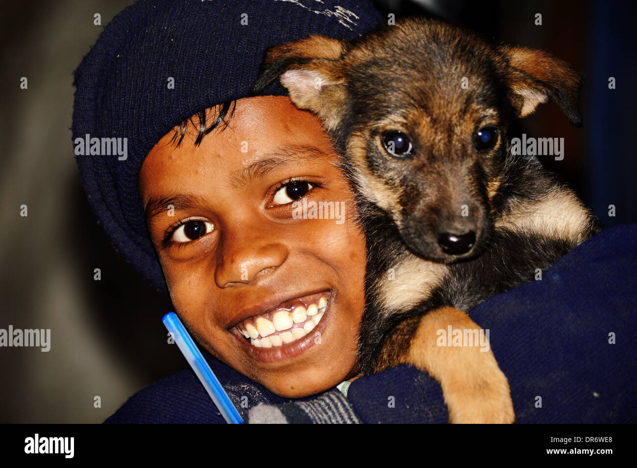 Kleiner Junge und sein Hund. Haustiere, Haustier, Begleiter, Loyal, Lächeln, Indian, unschuldig, Unschuld, junge, Kind, Haustier Hund, Sparkling Lächeln Stockfoto