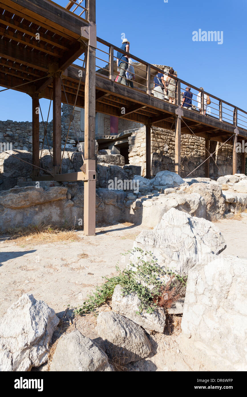 Touristen auf der Gangway, Besuch der alten Palast von Knossos in Kreta, Griechenland Stockfoto