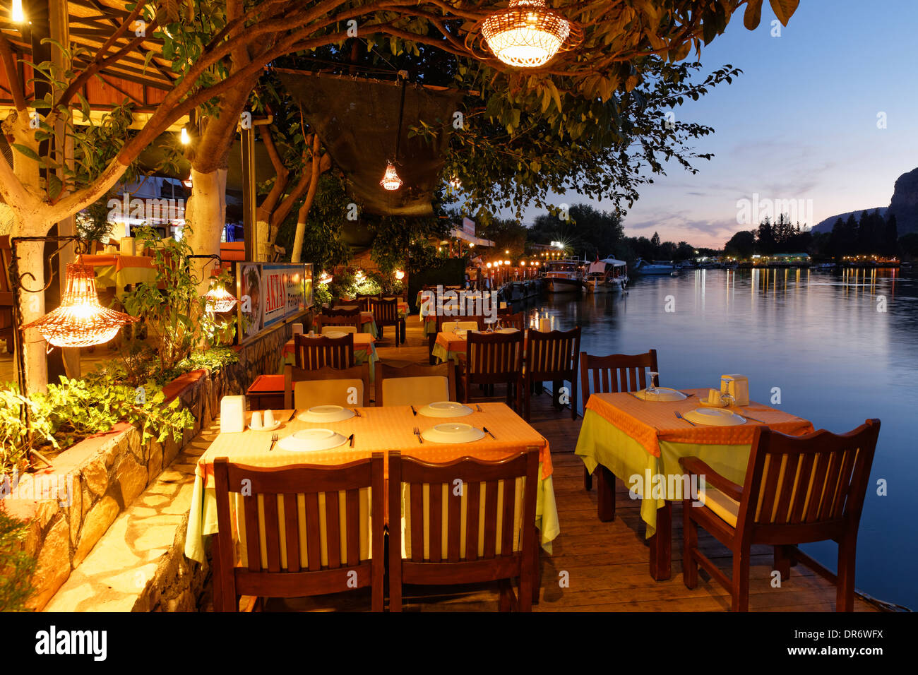 Türkei, Provinz Mugla, lockere Tische in einem Restaurant am Fluss Dalyan Stockfoto