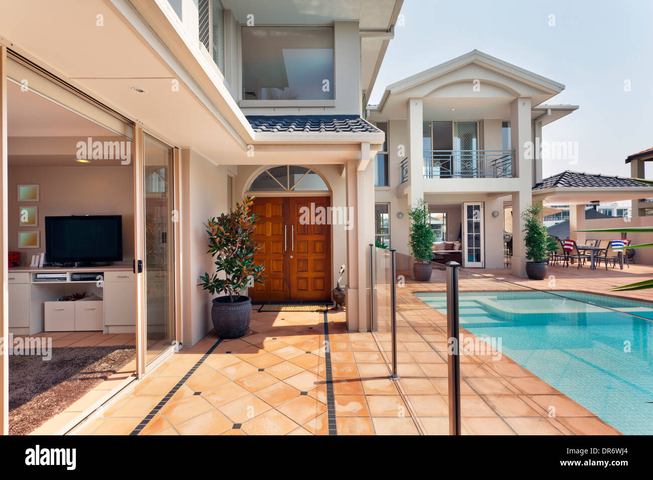 Eingang zum luxuriösen australische Villa mit pool Stockfoto