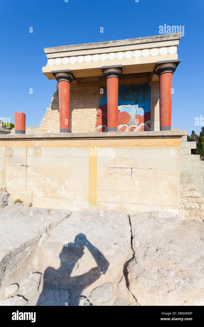 Schatten der Tourist oder Fotografen fotografieren den alten Palast von Knossos in Kreta, Griechenland Stockfoto