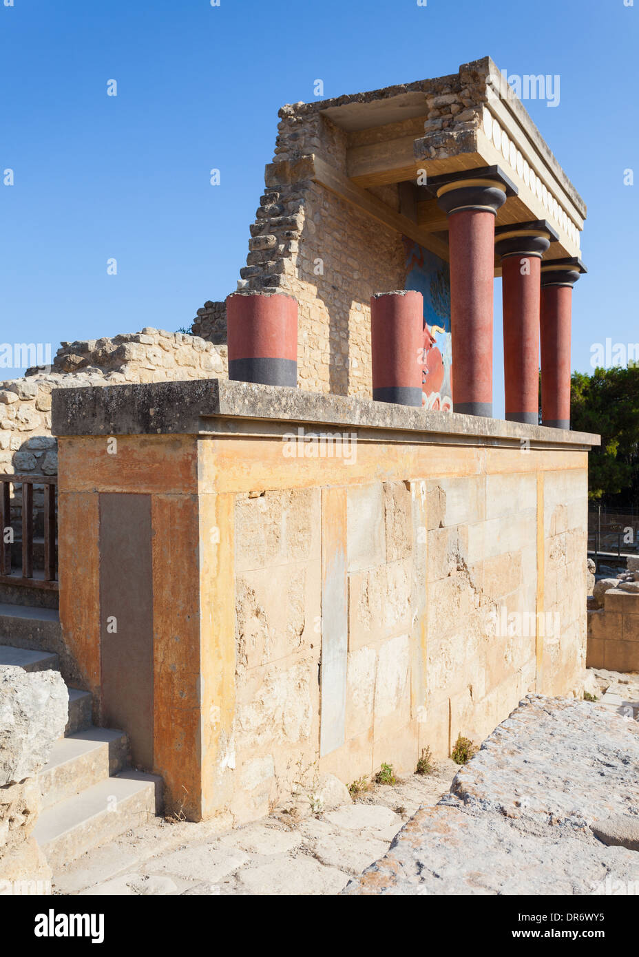 Bemerkenswerte Nordeingang des alten Palast von Knossos mit seinen eigenartigen roten Säulen in Kreta, Griechenland Stockfoto