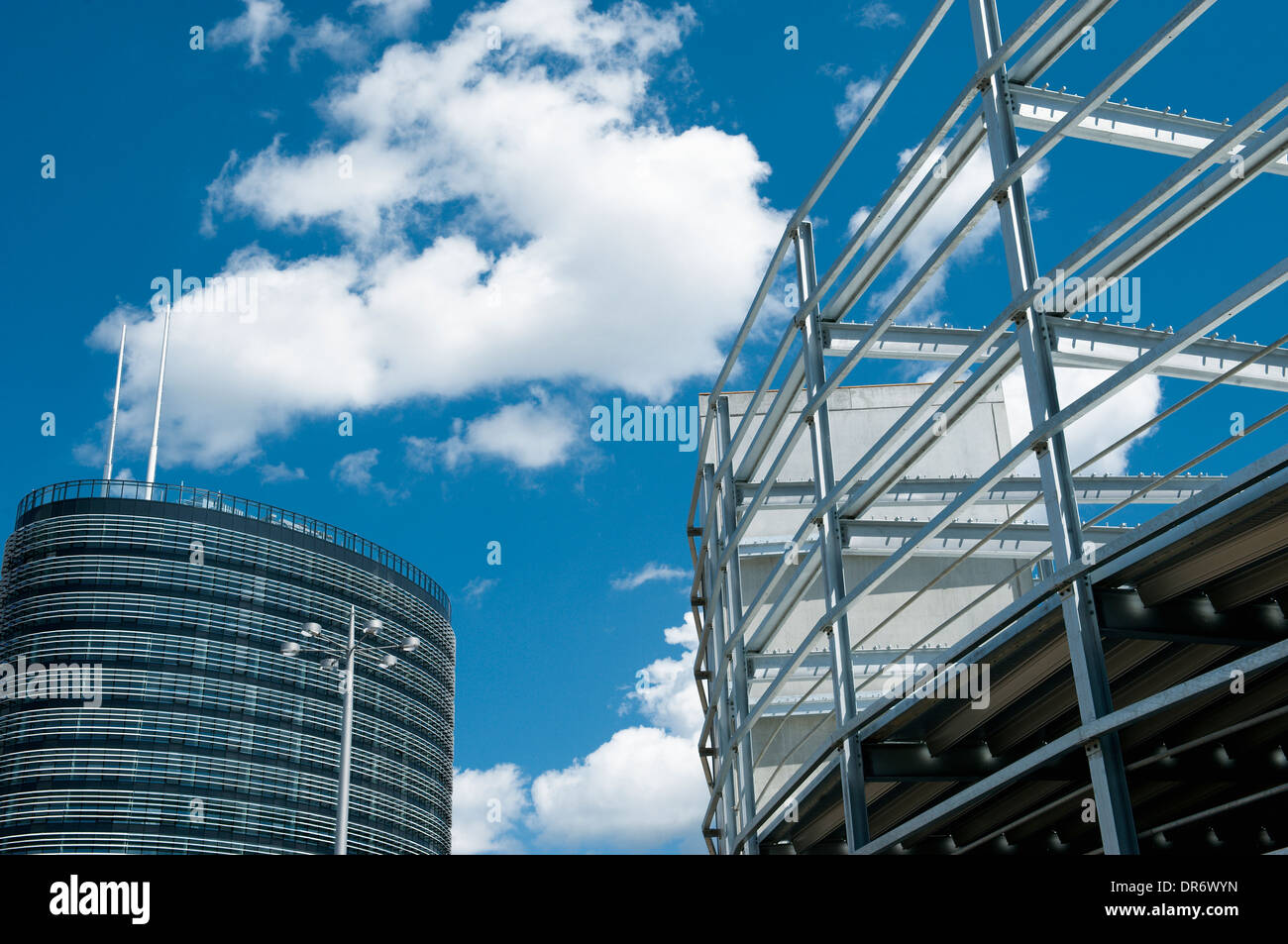 Deutschland, Nordrhein-Westfalen, Düsseldorf, Hauptsitz von Vodafone mit neuen Parkhaus vor Stockfoto