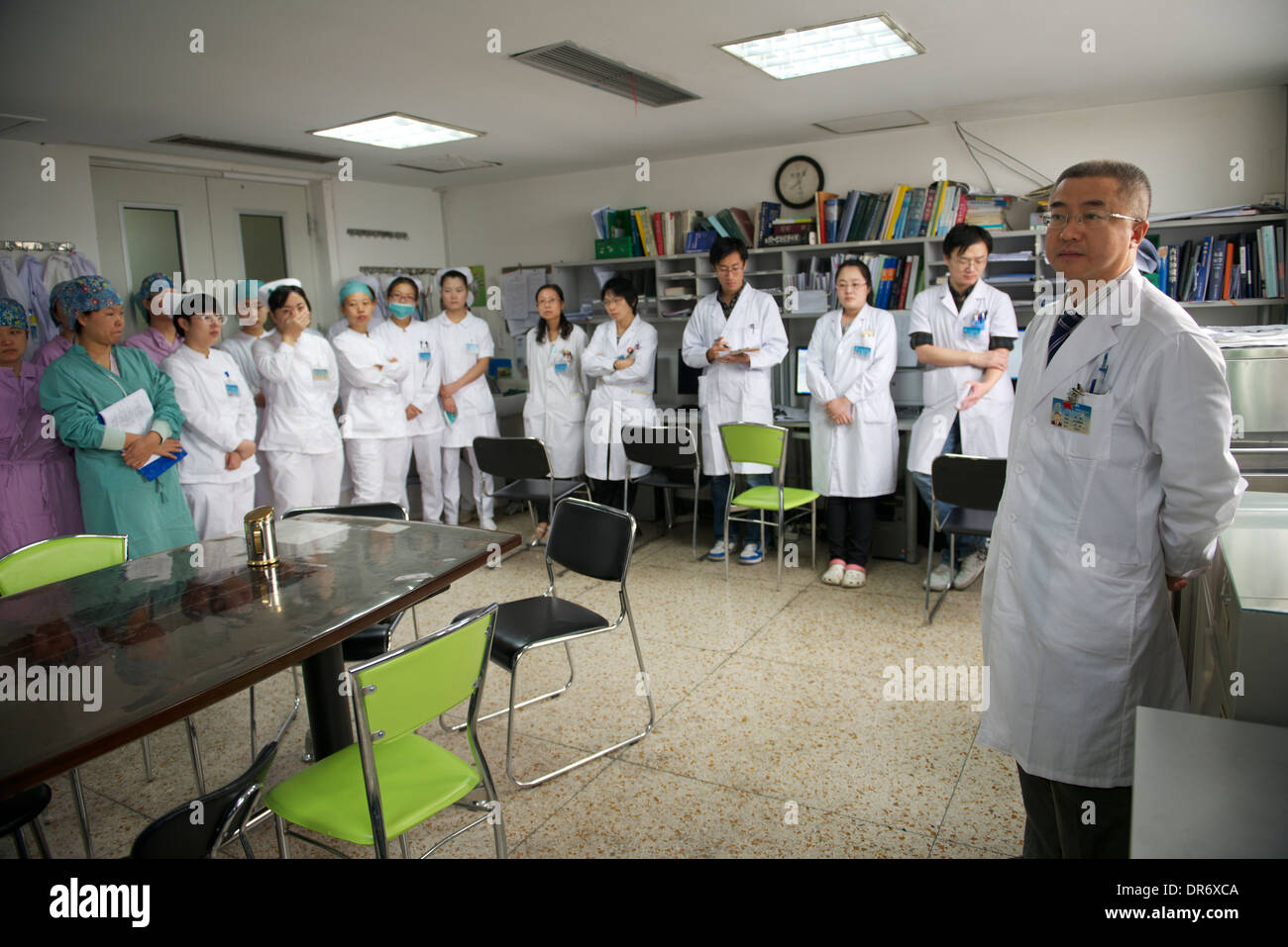 Ärzte und Krankenschwestern tägliche Verschiebung-treffen in Peking Cancer Hospital. 18. Oktober 2013 Stockfoto