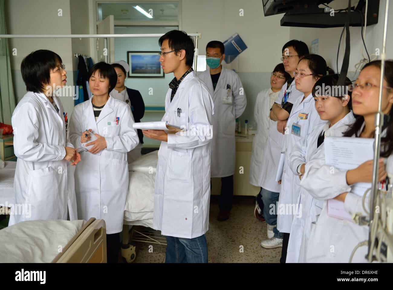 Ärzte und Krankenschwestern tägliche Verschiebung-treffen in Peking Cancer Hospital. 18. Oktober 2013 Stockfoto