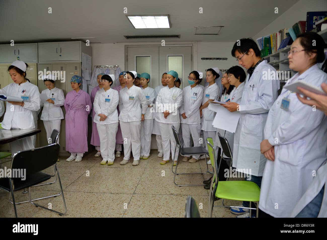 Ärzte und Krankenschwestern tägliche Verschiebung-treffen in Peking Cancer Hospital. 18. Oktober 2013 Stockfoto